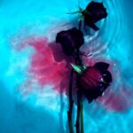 اهنگ انرژیش بالاست و هپی مپی پوستش روشنه صورتش